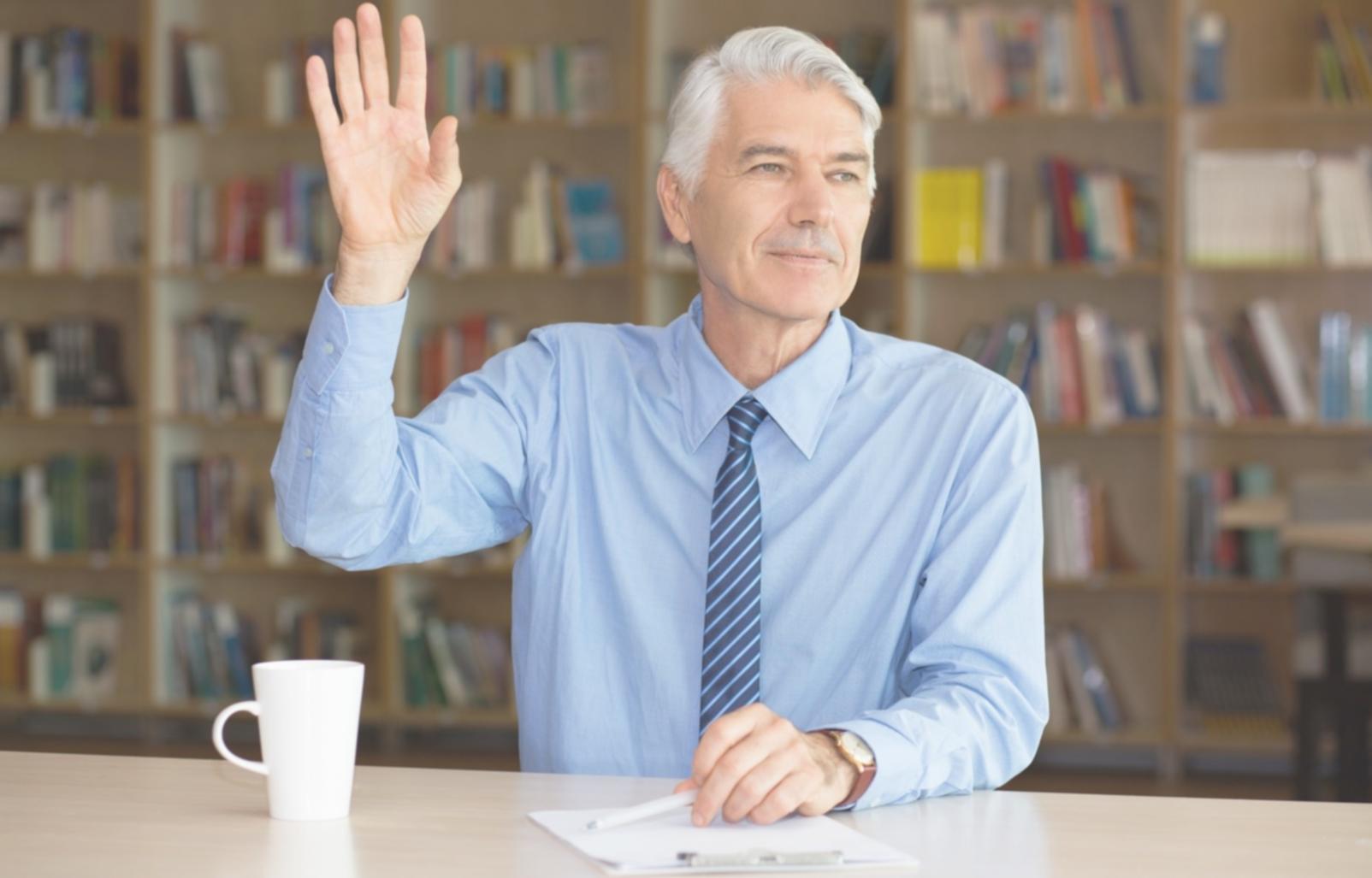 Personne travaillant sereinement sur ses finances personnelles